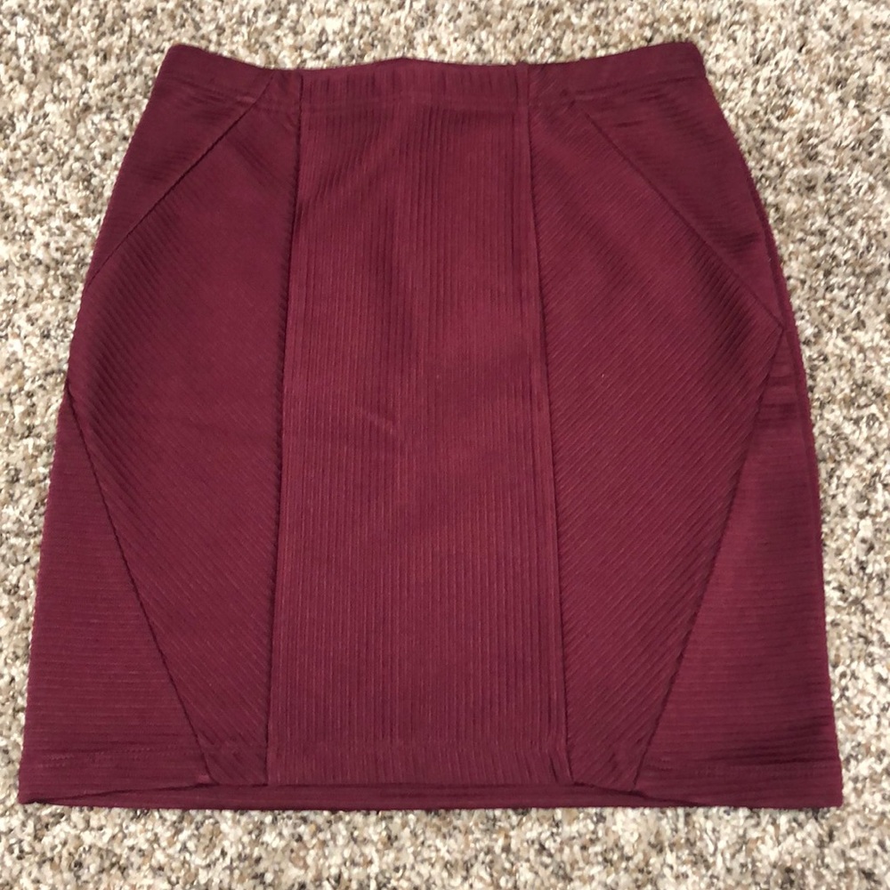 Maroon rimmed tight mini skirt